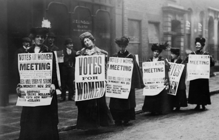 Roupas Subversivas e Feminismo: As Questões Políticas por trás da História da Moda